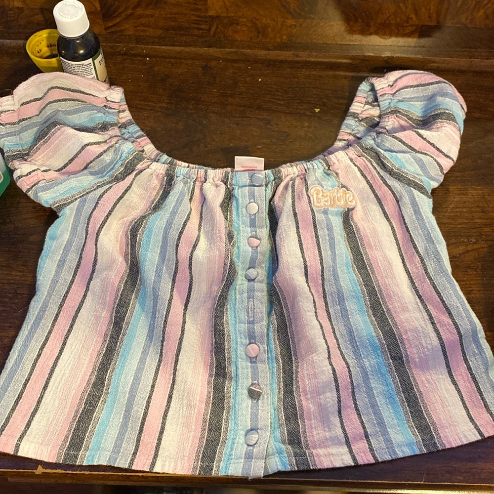 Am selling this cute Barbie shirt for kids the size is 10/M it comes from Roxy